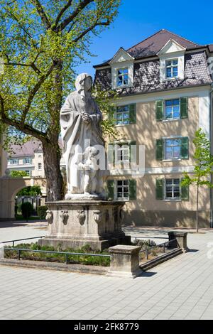 Historisches Firmenhaus: Neue Hofgaerten bei BASF mit Denkmal für im Krieg gefallene Mitarbeiter (Ludwigshafen) Stockfoto