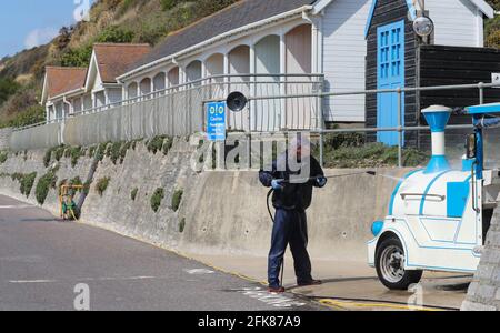 Bournemouth, Großbritannien. April 2021. Einer der beliebten Bournemouth Landzüge erhält einen Schlauch nach unten, bevor er seinen Service entlang der Küste in der Stadt Dorset wieder aufnimmt. Kredit: Richard Crease/Alamy Live Nachrichten Stockfoto