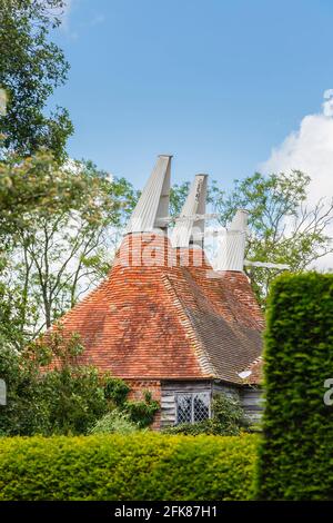 Dächer und Kutten von Osthäusern in Great Dixter, Northiam, East Sussex, Architekt Edwin Lutyens, Heimat des berühmten Gärtners Christopher Lloyd Stockfoto