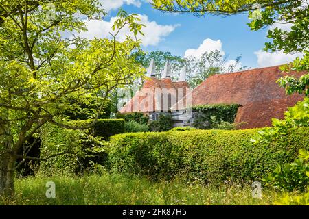 Dächer und Kutten von Osthäusern in Great Dixter, Northiam, East Sussex, Architekt Edwin Lutyens, Heimat des berühmten Gärtners Christopher Lloyd Stockfoto