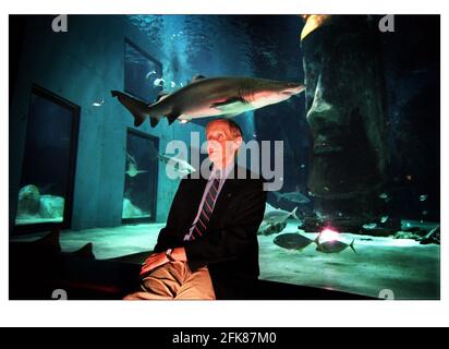 PETER BENCHLEY VOR DEM HAIFISCHBECKEN IM LONDONER AQUARIUM, UM DIE WILDAID'S-KAMPAGNE ZUM SCHUTZ DER HAIE DER WELT ZU STARTEN. Stockfoto