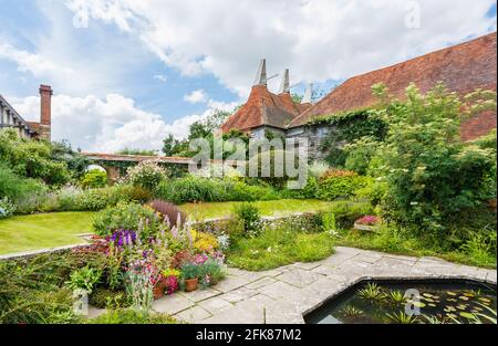 Der versunkene Garten und die Osthäuser in Great Dixter, Northiam, East Sussex, Architekt Edwin Lutyens, Heimat des berühmten Gärtners Christopher Lloyd Stockfoto