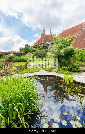 Der versunkene Garten und die Osthäuser in Great Dixter, Northiam, East Sussex, Architekt Edwin Lutyens, Heimat des berühmten Gärtners Christopher Lloyd Stockfoto