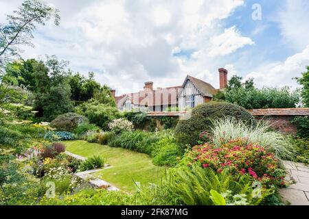 Blick vom versunkenen Garten des Hauses in Great Dixter, Northiam, East Sussex, Architekt Edwin Lutyens, Heimat des berühmten Gärtners Christopher Lloyd Stockfoto