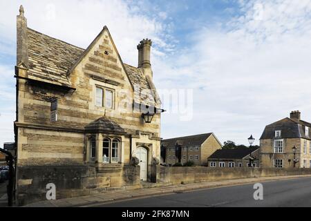 Historisches Gebäude das toll House in Stamford, Lincolnshire, an der Town Bridge / St Mary's Hill / Wharf Road. Jetzt ein Ferienhaus. Stockfoto