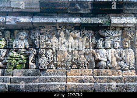 Geschnitztes Relief bei Borobudur auf Java Indonesien. Borobudur ist ein buddhistischer Stupa- und Tempelkomplex in Zentral-Java und ein UNESCO-Weltkulturerbe. Stockfoto