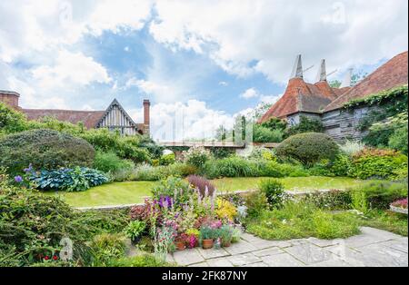 Der versunkene Garten und die Osthäuser in Great Dixter, Northiam, East Sussex, Architekt Edwin Lutyens, Heimat des berühmten Gärtners Christopher Lloyd Stockfoto