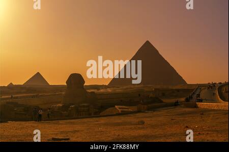 Der Totentempel von Khufu am Pyramidenkomplex von Gizeh, der einen Teil der Pyramide von Khufu im Hintergrund, Gizeh, enthüllt. Stockfoto