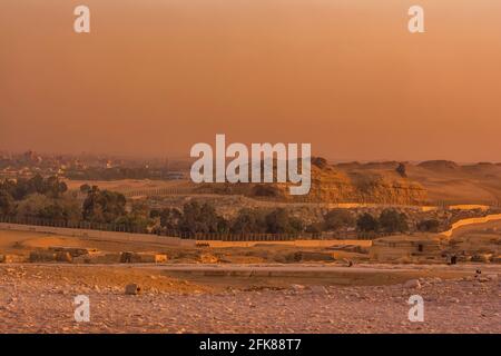 Beduinen auf Kamelen vor der berühmten Pyramiden von Gizeh in Ägypten Stockfoto