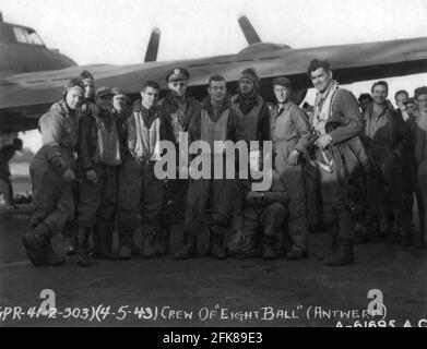 CAPTAIN CLARK GABLE bei seiner 1. Mission mit der Crew Der B-17F Flying Fortress Bomber 8 Ball MK2 basiert In Molesworth England die Hauptmannschaft für eine Bombenmission Am 4. Mai 1943 nach Antwerpen während des Zweiten Weltkriegs Stockfoto