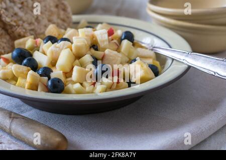 Gesunde Schüssel mit frisch gehackten Früchten und Reiswaffeln Stockfoto