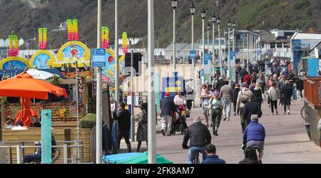 Bournemouth, Großbritannien. April 2021. Menschen genießen einen Spaziergang entlang der Küste von Bournemouth vor dem Feiertagswochenende. Kredit: Richard Crease/Alamy Live Nachrichten Stockfoto