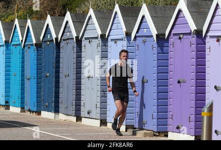 Bournemouth, Großbritannien. April 2021. Ein Mann genießt einen sonnigen Lauf an der Küste von Bournemouth vor dem Feiertagswochenende. Kredit: Richard Crease/Alamy Live Nachrichten Stockfoto