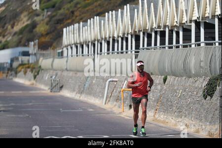 Bournemouth, Großbritannien. April 2021. Trainieren Sie vor dem Feiertagswochenende an der sonnigen Küste von Bournemouth. Kredit: Richard Crease/Alamy Live Nachrichten Stockfoto