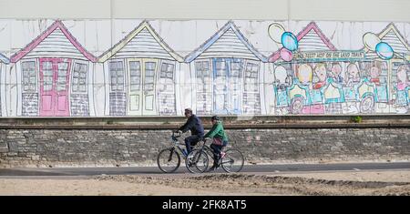 Bournemouth, Großbritannien. April 2021. Trainieren Sie vor dem Feiertagswochenende an der sonnigen Küste von Bournemouth. Kredit: Richard Crease/Alamy Live Nachrichten Stockfoto