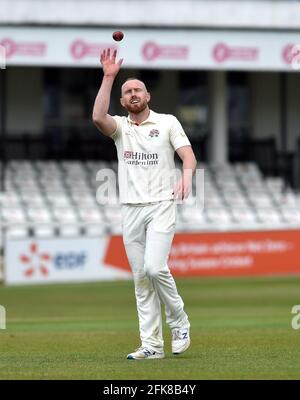 Hove UK 29. April 2021 - Danny Lamb aus Lancashire am ersten Tag ihres LV= Insurance County Championship-Spiels gegen Sussex auf dem 1. Central County Ground in Hove . : Credit Simon Dack / Alamy Live News Stockfoto