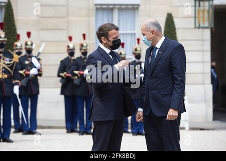 Paris, Frankreich. April 2021. Paris am 29. April 2021. Der französische Präsident Emmanuel Macron begrüßt den slowenischen Premierminister Janez Jansa bei seiner Ankunft im Präsidentenpalast von Elysee am 29. April 2021 zu einem Arbeitsessen in Paris. Foto von Raphael Lafargue/ABACAPRESS.COM Quelle: Abaca Press/Alamy Live News Stockfoto