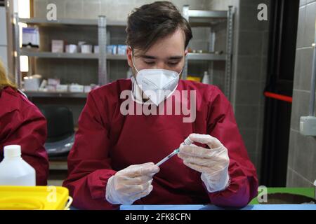 Krankenschwester in der Apotheke während der Vorbereitung einer Spritze für die Verabreichung des pfizer-biontech-Impfstoffs.Apotheke in einem Raum von Real Bosco eingerichtet. Stockfoto