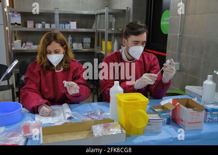 Krankenschwester in der Apotheke während der Vorbereitung einer Spritze für die Verabreichung des pfizer-biontech-Impfstoffs.Apotheke in einem Raum von Real Bosco eingerichtet. Stockfoto