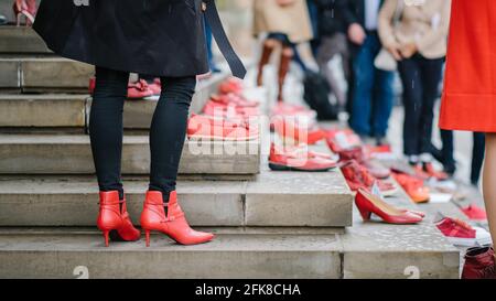 Hannover, Deutschland. April 2021. Rote Schuhe stehen vor dem niedersächsischen Parlament während der Kampagne „Rote Schuhe“ gegen den Austritt der Türkei aus der Istanbuler Konvention. Jedes Paar Schuhe steht für eine Frau, die durch Gewalt gestorben ist. Die Farbe Rot steht für das verschüttete Blut. Die Aktionsform geht auf die mexikanische Künstlerin Elina Chauvet zurück, die 2009 das Projekt 'Zapatos Rojos' ('Rote Schuhe') ins Leben gerufen hat und bereits Aktionen mit roten Schuhen in verschiedenen Ländern durchgeführt hat, um verschwundene, misshandelte, vergewaltigte und ermordete Frauen zu gedenken. Quelle: Ole Spata/dpa/Alamy Live News Stockfoto