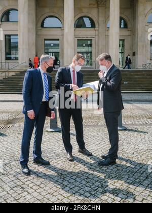 Hannover, Deutschland. April 2021. André Grote (r-l), Initiator einer Online-Petition gegen Straßenausbaugebühren in Niedersachsen, stellt seine Petition den landtagsabgeordneten der FDP-Fraktion Stefan Birkner und Marco Gentthe vor. Quelle: Ole Spata/dpa/Alamy Live News Stockfoto