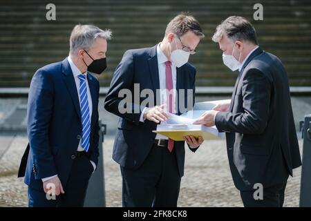 Hannover, Deutschland. April 2021. André Grote (r-l), Initiator einer Online-Petition gegen Straßenausbaugebühren in Niedersachsen, stellt seine Petition den landtagsabgeordneten der FDP-Fraktion Stefan Birkner und Marco Gentthe vor. Quelle: Ole Spata/dpa/Alamy Live News Stockfoto