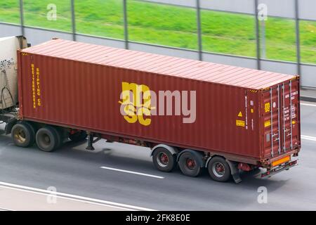 Brown Container-Unternehmen MSC auf der Stadtautobahn. Russland, Sankt Petersburg. 05. september 2021 Stockfoto