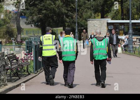 Bournemouth, Großbritannien. April 2021. Covid Marshals im Einsatz in Bournemouth Gardens vor dem Feiertagswochenende. Kredit: Richard Crease/Alamy Live Nachrichten Stockfoto