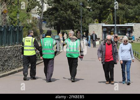 Bournemouth, Großbritannien. April 2021. Covid Marshals im Einsatz in Bournemouth Gardens vor dem Feiertagswochenende. Kredit: Richard Crease/Alamy Live Nachrichten Stockfoto