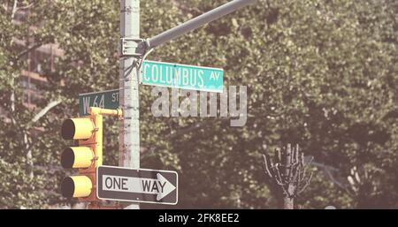 Ampeln, Columbus Avenue und Einbahnstraßenschilder in New York City, selektiver Fokus, farblich getöntes Bild, USA. Stockfoto