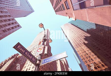 Blick auf die Schilder der Lexington Avenue und East 42nd Street in Manhattan, farblich getöntes Bild, New York City, USA. Stockfoto