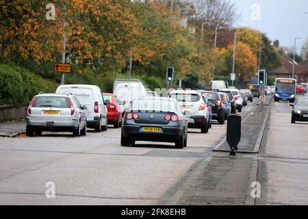 Ayr Whitletts Straßenverkehrsberuhigung8.45 Uhr wird der Verkehr gezwungen In eine Spur, um stationäre Autos zu passieren Stockfoto