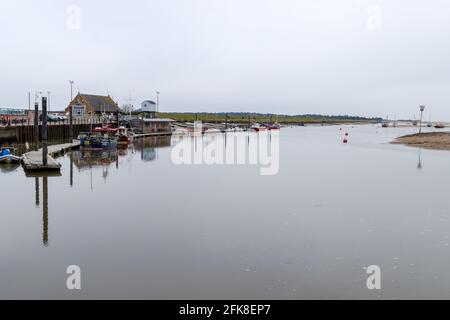 Blick vom Hafen bei Wells-Next-Sea auf die Rettungsbootstation an einem bewölkten Apriltag. Stockfoto