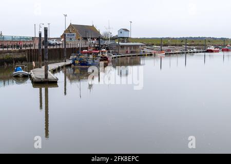 Blick auf das Harour Office in Wells-Next-Sea an einem ruhigen, bewölkten Tag. Stockfoto