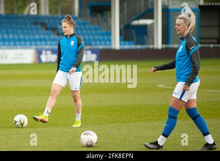 Solihull, Großbritannien. April 2021. Emily Murphy (Birmingham City #35) Mollie Green (Birmingham City #8) beim Aufwärmen während des Womens Super League Spiels zwischen Birmingham City & Aston Villa im SportNation.bet Stadium in Solihull, England Credit: SPP Sport Press Foto. /Alamy Live News Stockfoto