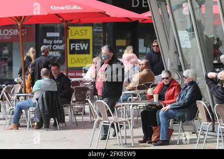 Bournemouth, Großbritannien. April 2021. Menschen, die vor dem Feiertagswochenende einen Kaffee in einem Café auf dem Bournemouth Square genießen. Kredit: Richard Crease/Alamy Live Nachrichten Stockfoto