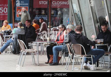 Bournemouth, Großbritannien. April 2021. Menschen, die vor dem Feiertagswochenende einen Kaffee in einem Café auf dem Bournemouth Square genießen. Kredit: Richard Crease/Alamy Live Nachrichten Stockfoto