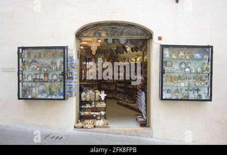 Devotalien und Souvenirverkauf in Assisi, Umbrien, Italien Stockfoto