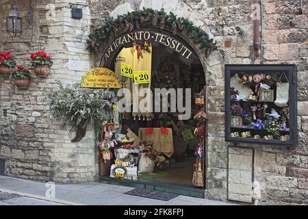 Kunstgewerbe, Souvenirverkauf in Assisi, Umbrien, Italien Stockfoto