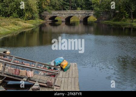 Diese Kajaks ruhen sich am Concord River im historischen Concord, Massachusetts, aus Stockfoto