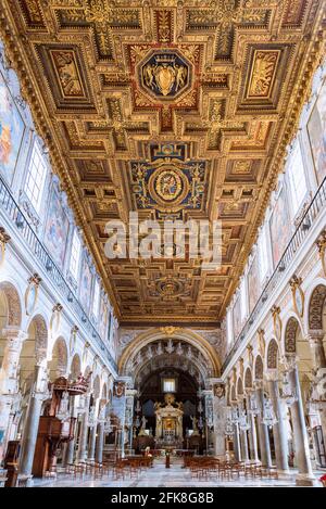 Blick auf die verzierte Holzdecke im edlen Palast in Rom Stockfoto