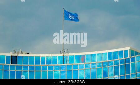 Genf, Schweiz - 16. Aug 2020: UN-Flagge auf dem Gebäude der Weltorganisation für geistiges Eigentum, WIPO. Eine spezialisierte Agentur der Vereinigten Staaten Stockfoto