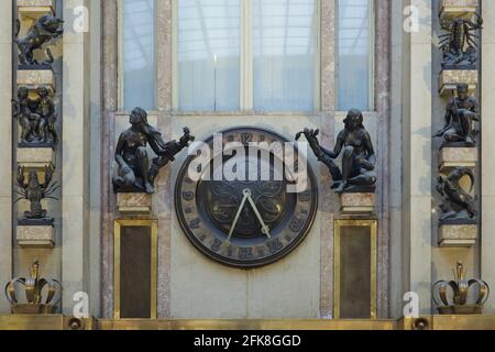 Bronzeuhr, entworfen vom tschechischen modernistischen Bildhauer Bohumil Kafka (1925) im Adria-Palast (Palác Adria) in Nové Město (Neustadt) in Prag, Tschechische Republik. Bronzestatuen rund um die Uhr stellen Tag und Nacht (zwei weibliche Figuren) und die Tierkreiszeichen dar. Das von den tschechischen Architekten Josef Zasche und Pavel Janák entworfene Gebäude wurde von 1923 bis 1924 für die italienische Versicherungsgesellschaft Riunione Adriatica di Sicurtà (RAS) errichtet. Stockfoto