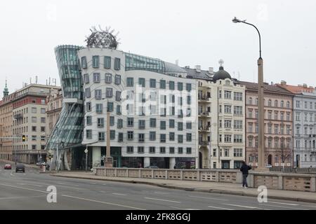 Tanzendes Haus (Tančící dům), entworfen von den Architekten Vlado Milunić und Frank Gehry (1996) in Nové Město (Neustadt) Prag, Tschechische Republik. Das Einnahmehaus neben dem Tanzenden Haus rechts ist das Haus, in dem der tschechische Präsident Václav Havel seit mehr als 40 Jahren seit seiner Geburt lebt. Stockfoto