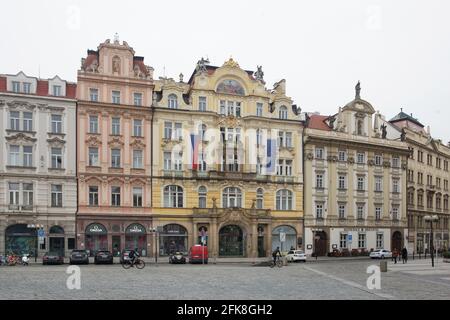 Gebäude der Prager Stadtversicherungsgesellschaft (Pražská městská pojišťovna) auf dem Altstädter Ring in Prag, Tschechische Republik. Das vom tschechischen Architekten Osvald Polívka im Stil der Barockerneubildung entworfene Gebäude wurde in den Jahren 1898-1901 erbaut. Das Gebäude dient heute als Sitz des tschechischen Ministerium für regionale Entwicklung. Stockfoto