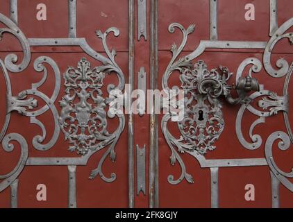 Dekoriertes Tor der Nikolaikirche (Kostel svatého Mikuláše) auf dem Altstädter Ring in Prag, Tschechische Republik. Stockfoto