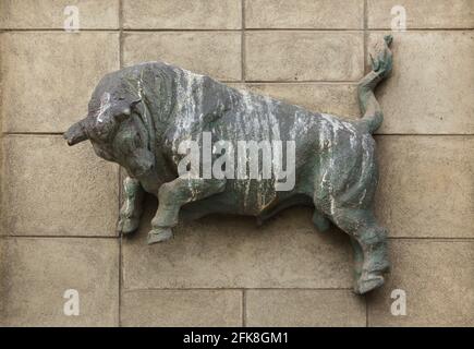 Stier. Tierkreiszeichen im keramischen Relief auf dem Wohnhaus in der Sokolovská Straße im Bezirk Libeň in Prag, Tschechische Republik. Stockfoto