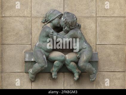 Zwillinge. Tierkreiszeichen im keramischen Relief auf dem Wohnhaus in der Sokolovská Straße im Bezirk Libeň in Prag, Tschechische Republik. Stockfoto