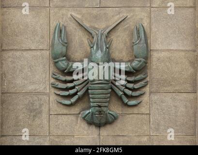 Krebs. Tierkreiszeichen im keramischen Relief auf dem Wohnhaus in der Sokolovská Straße im Bezirk Libeň in Prag, Tschechische Republik. Stockfoto