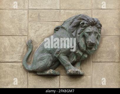 Löwe. Tierkreiszeichen im keramischen Relief auf dem Wohnhaus in der Sokolovská Straße im Bezirk Libeň in Prag, Tschechische Republik. Stockfoto